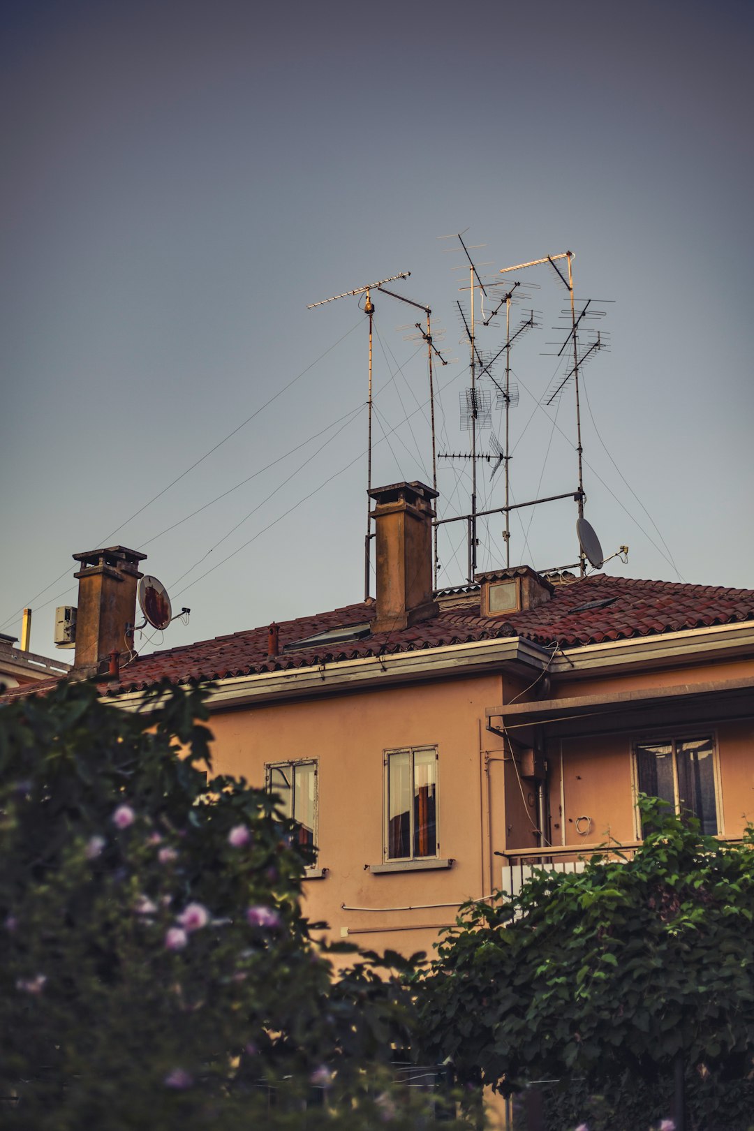 a-building-with-a-lot-of-antennas-on-top-of-it-uk7ust8tx1a